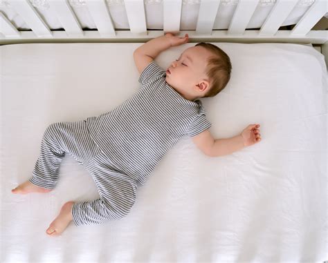 Bebekler İçin Güvenli Uyku Pozisyonları